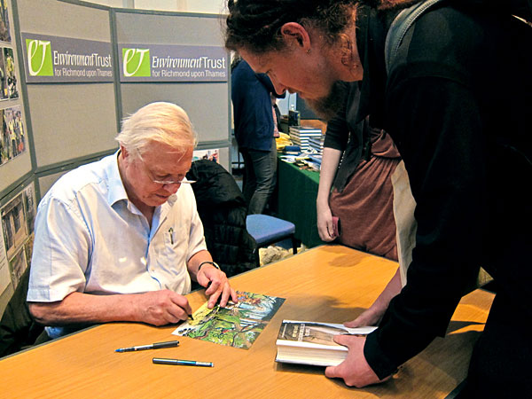 Endlich einmal live begegnet - Sir David Attenborough unterschreibt das Bild, das ich von ihm und meiner Figur FAUNA gezeichnet habe!